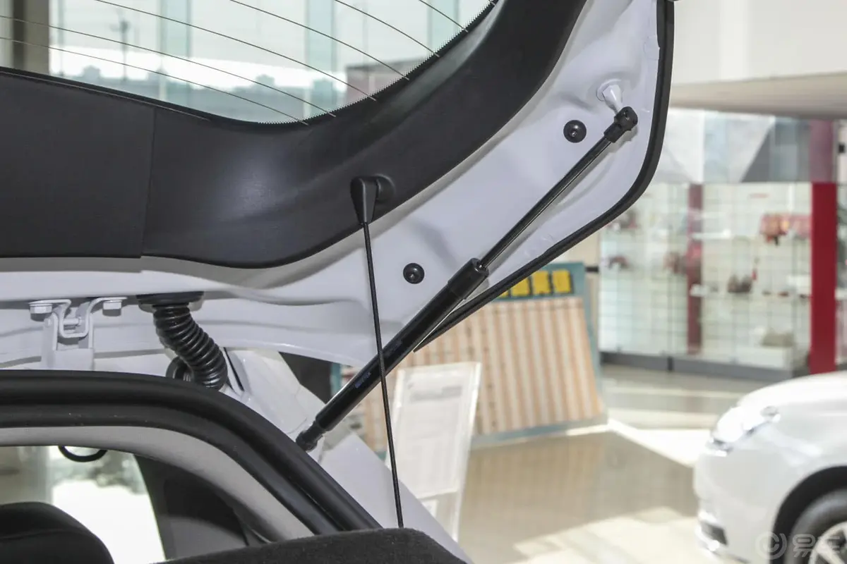 雪铁龙C3-XR1.6T 自动智能型行李厢支撑杆