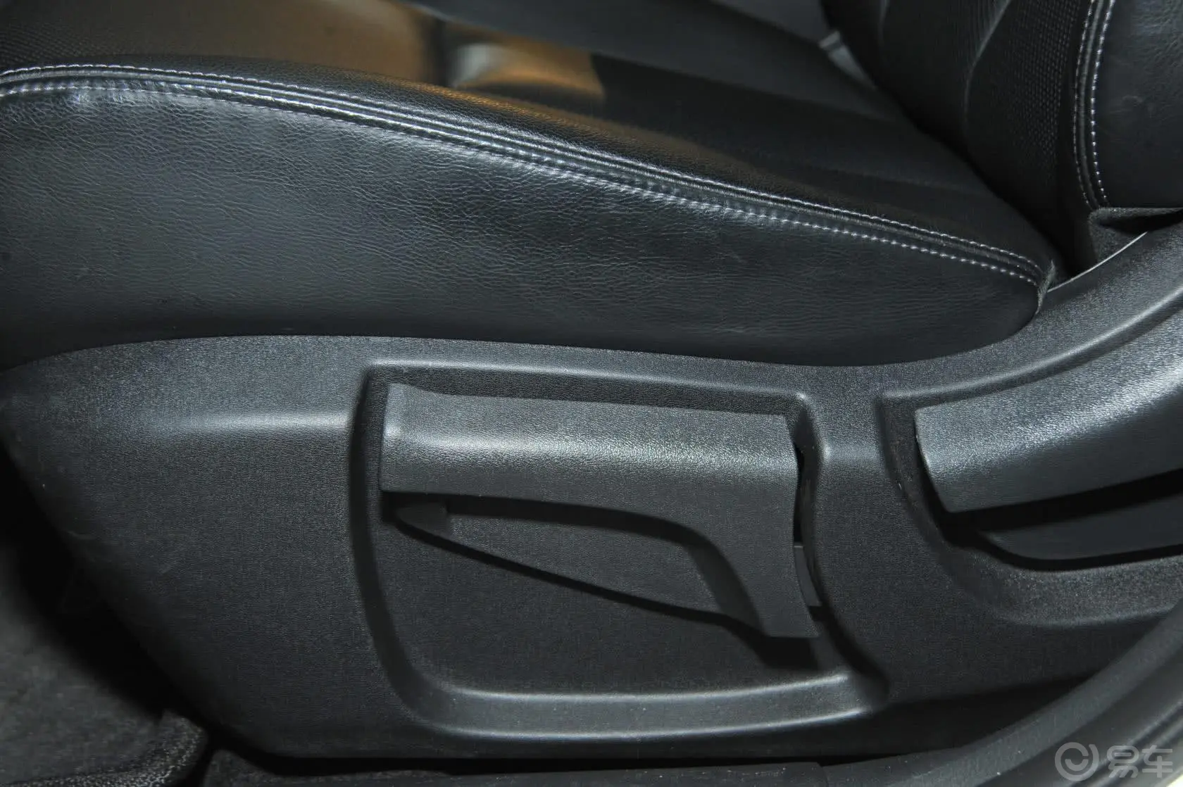 奇骏2.0L CVT 舒适版 两驱座椅调节键