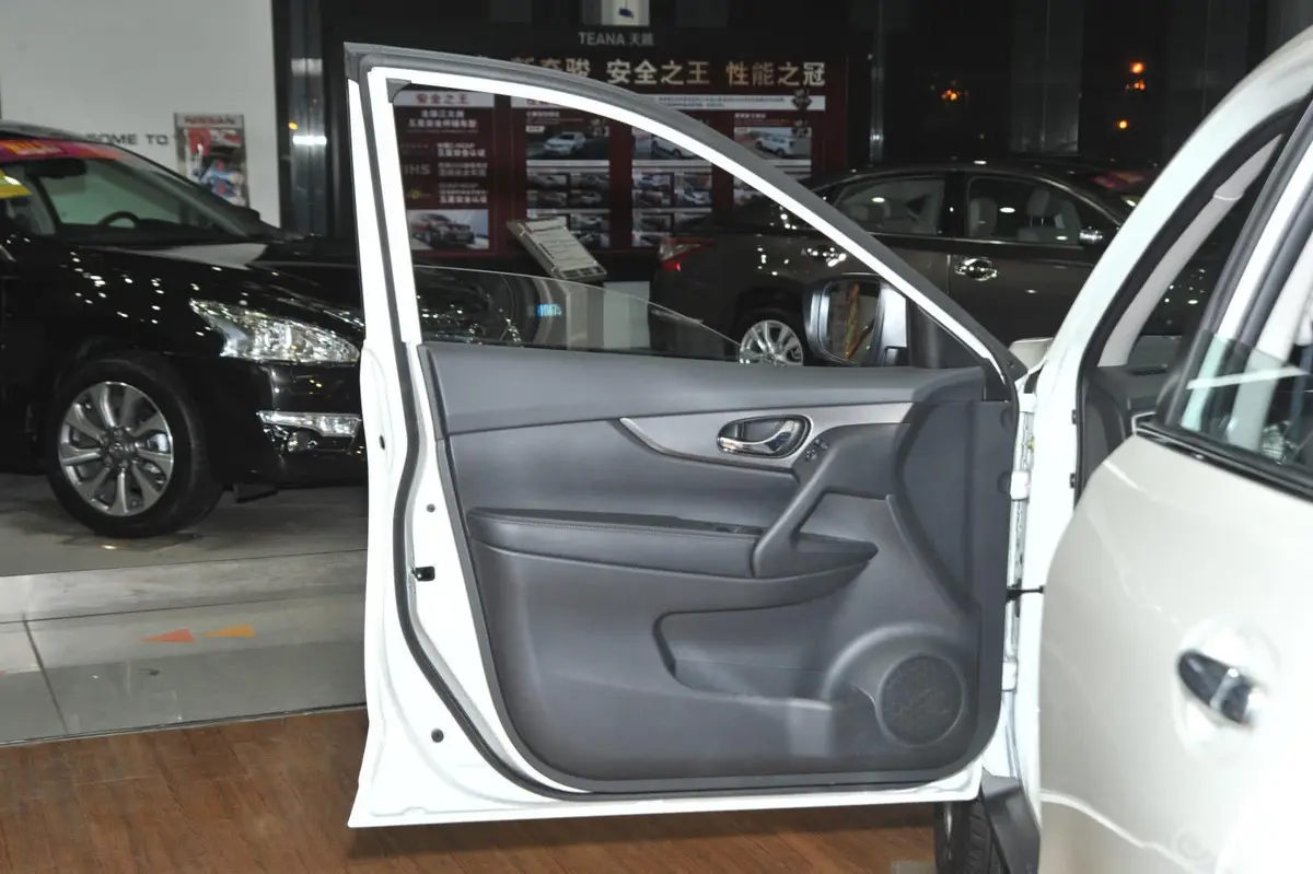 奇骏2.0L CVT 舒适版 两驱驾驶员侧车门内门板