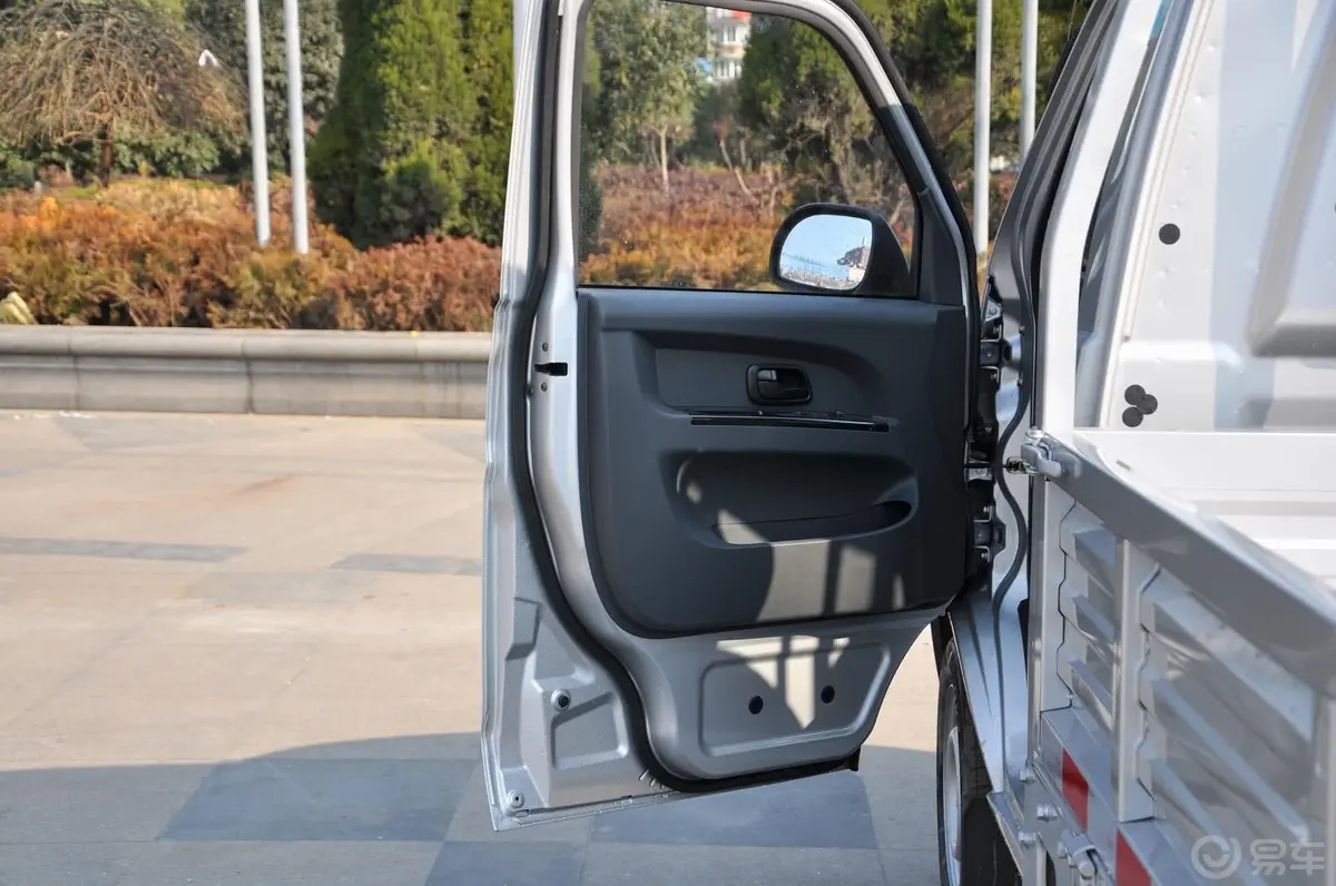 金杯T31.3L 手动单排舒适型驾驶员侧车门内门板