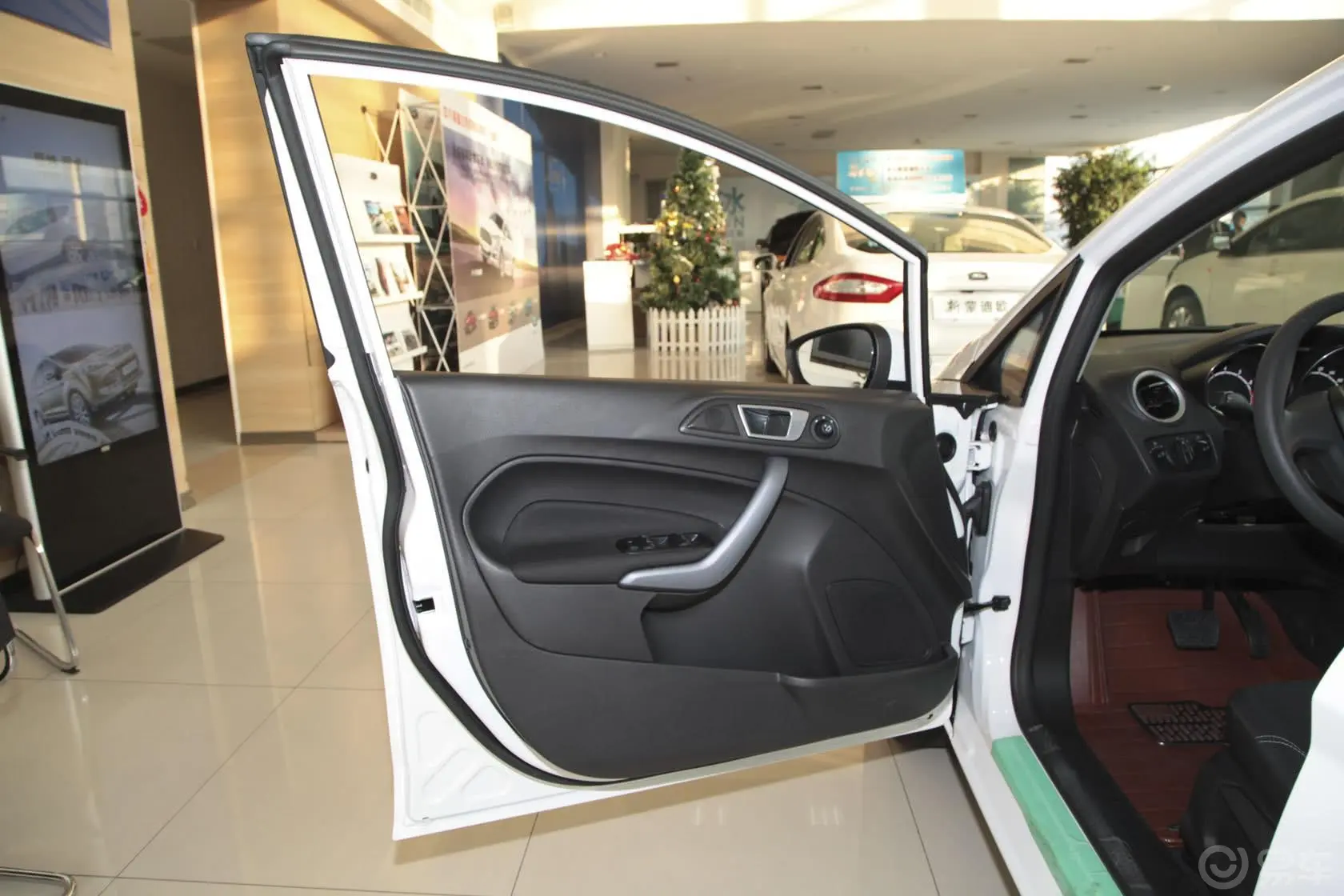 嘉年华两厢 1.5L 自动 品尚型驾驶员侧车门内门板