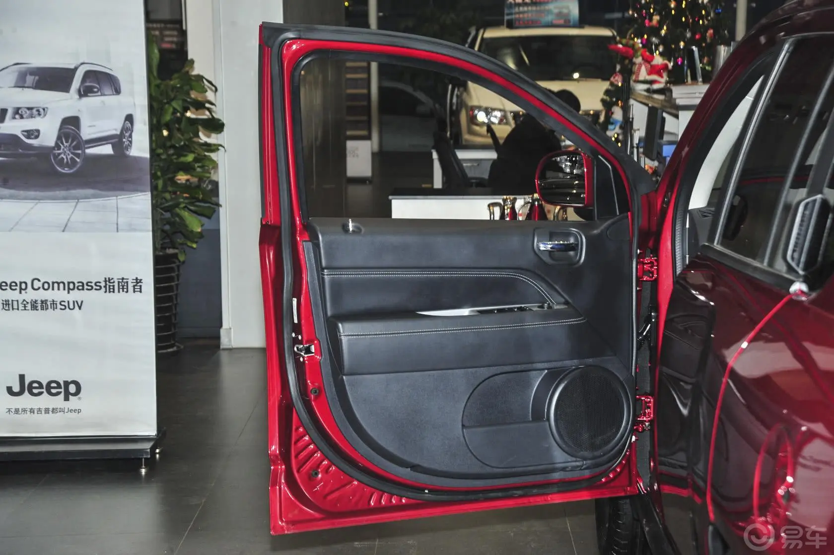 指南者(进口)改款 2.4L 自动 舒适版驾驶员侧车门内门板