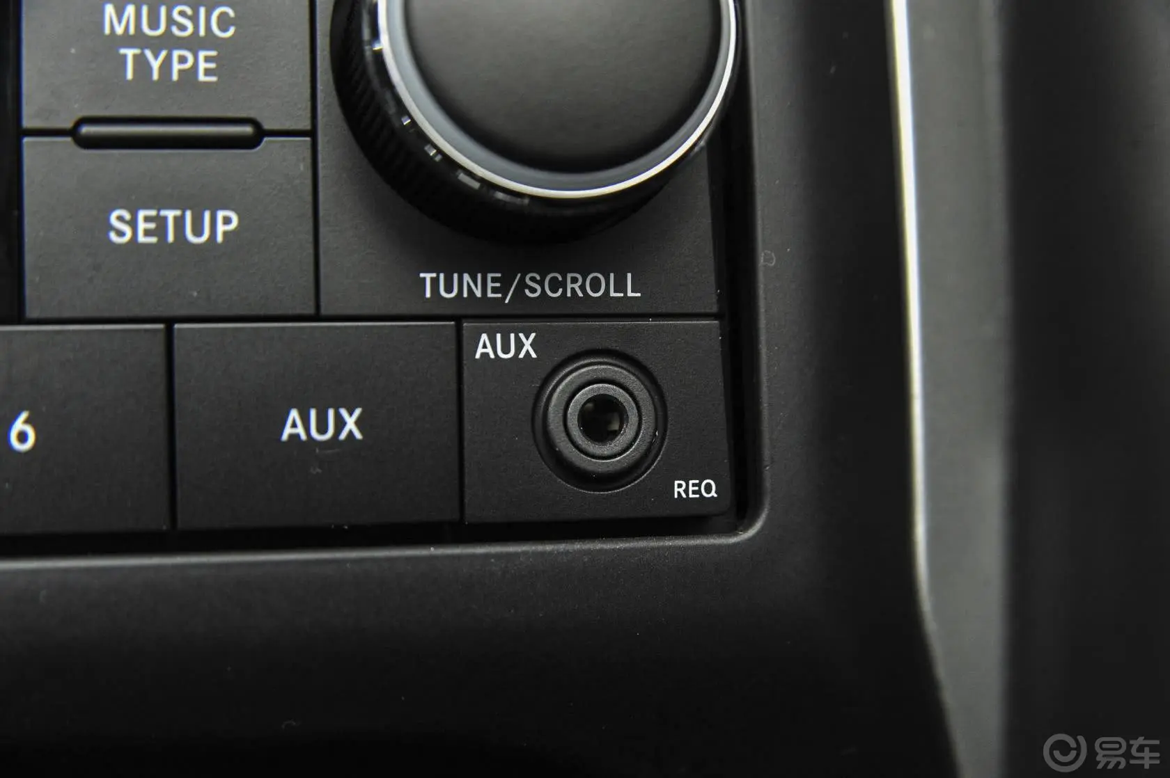 指南者(进口)改款 2.4L 自动 舒适版AUX接口