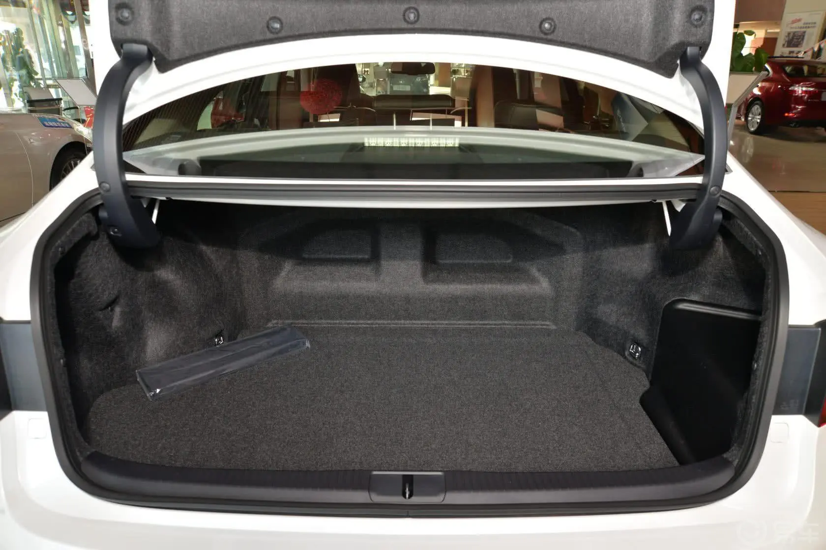 雷克萨斯ES300h 精英版行李箱空间