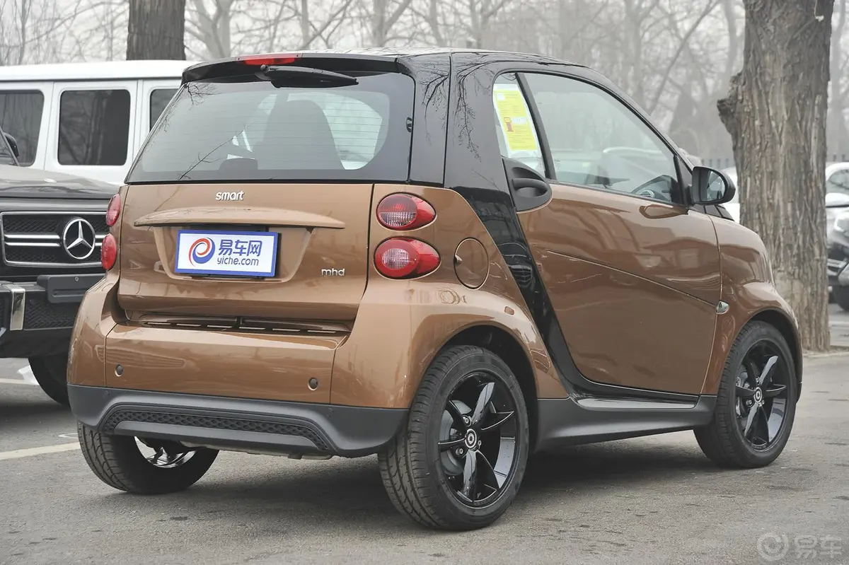 smart fortwo1.0L MHD 硬顶新年特别版侧后45度车头向右水平