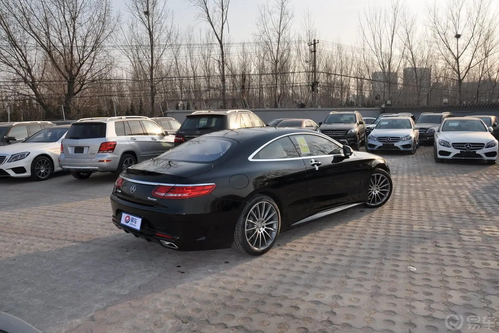 奔驰S级500 4MATIC Coupe侧后45度车头向右水平