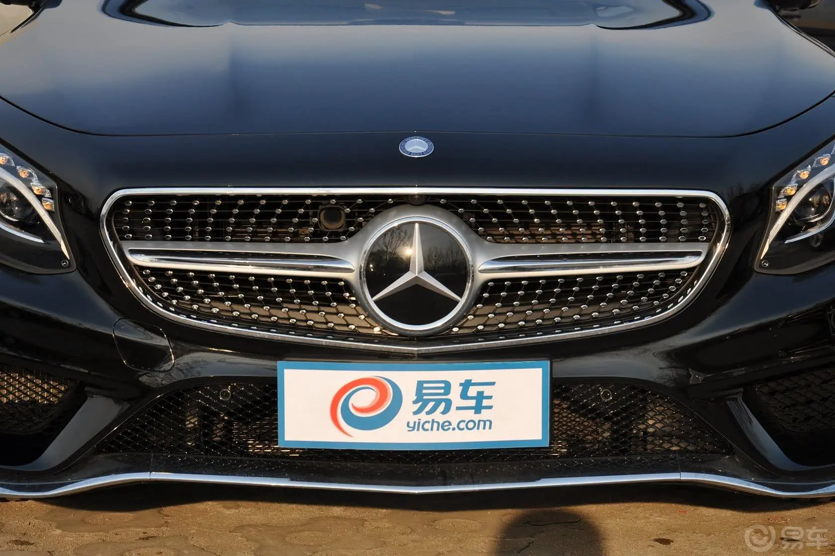 奔驰S级500 4MATIC Coupe前格栅侧俯拍