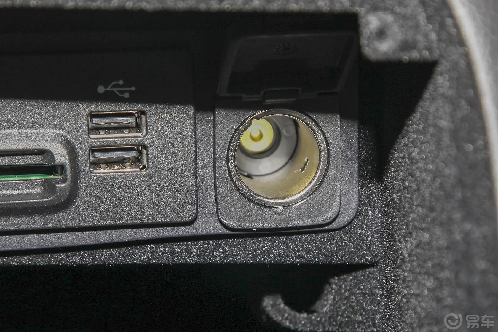 蒙迪欧2.0T 自动 GTDi240 至尊型USB接口