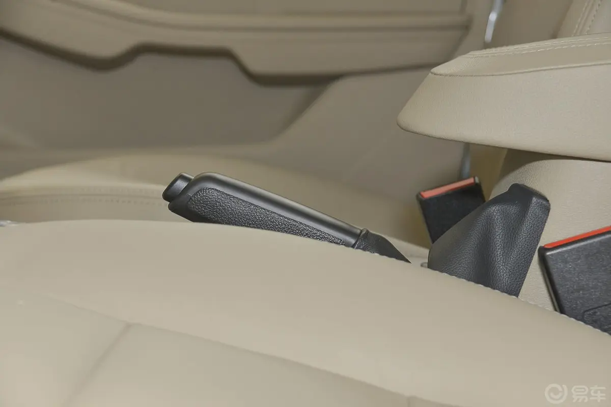 福克斯两厢 经典款 1.8L 自动 时尚型驻车制动（手刹，电子，脚刹）