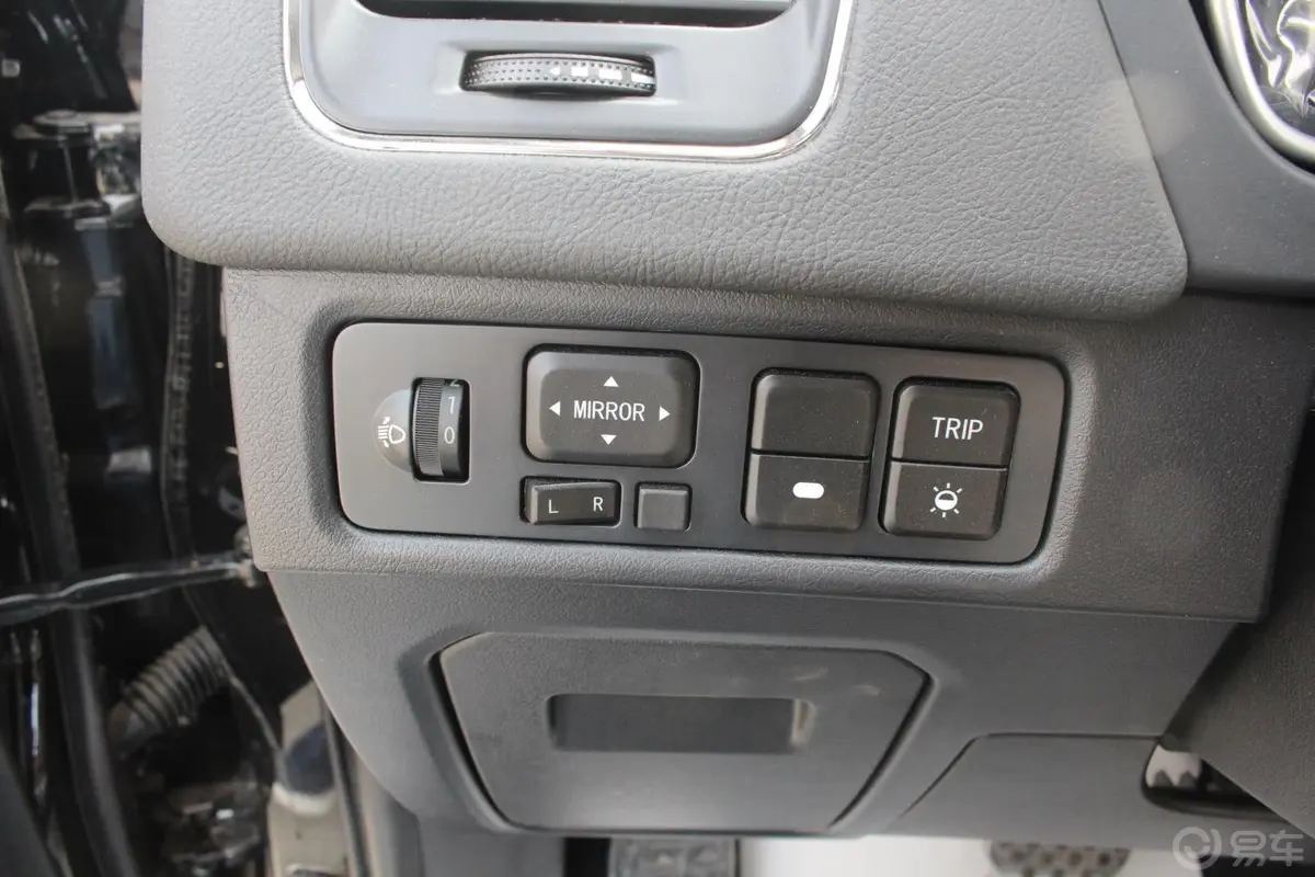 豪情SUV2.4L AT 两驱 豪华型外后视镜控制键