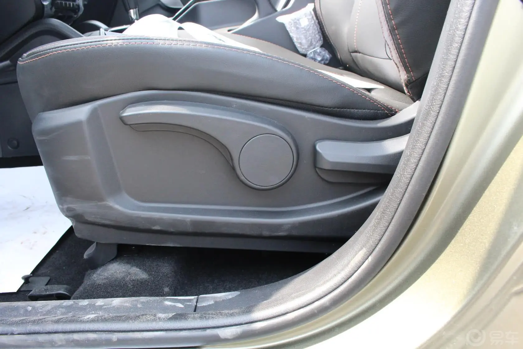 豪情SUV2.4L AT 两驱 尊享型座椅调节键