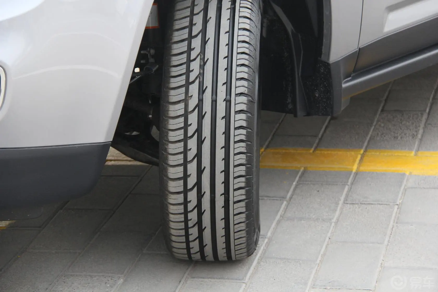 指南者(进口)2.4L 自动 舒适版轮胎花纹