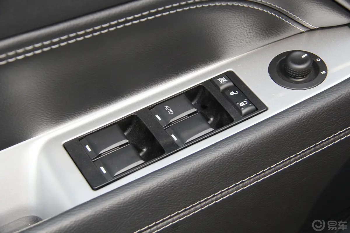 指南者(进口)2.4L 自动 舒适版车窗升降键