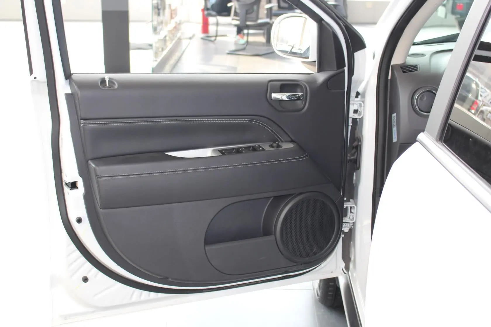 指南者(进口)2.4L 自动 舒适版驾驶员侧车门内门板