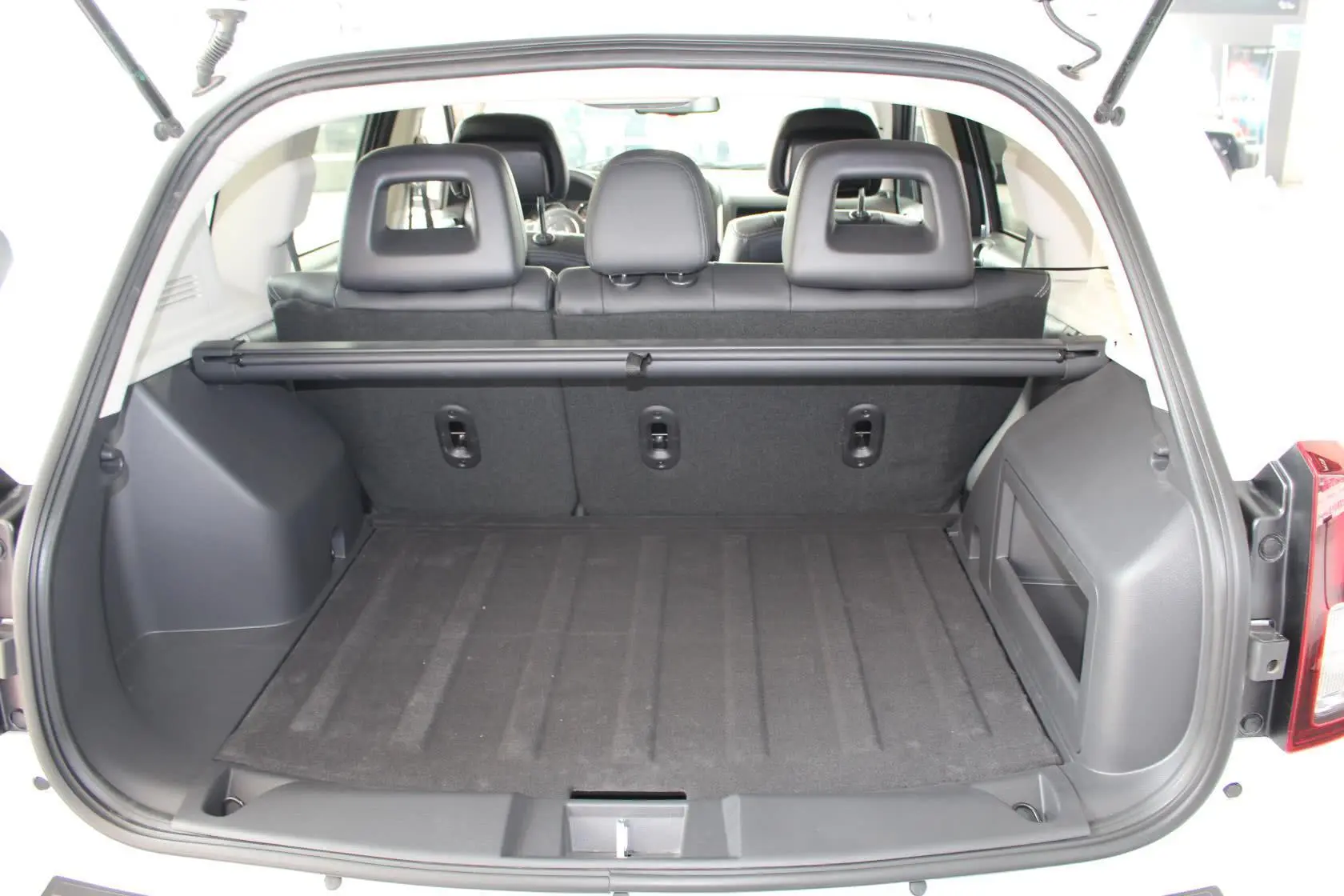 指南者(进口)2.4L 自动 舒适版行李箱空间