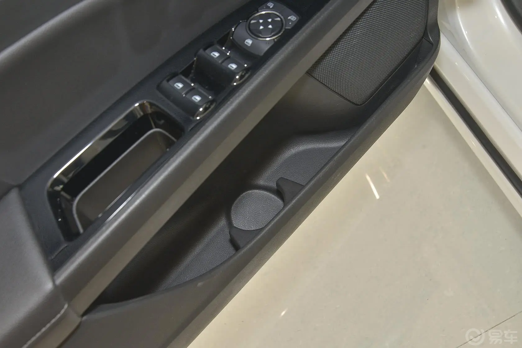 蒙迪欧1.5T 自动 GTDi180 时尚型驾驶员门储物盒