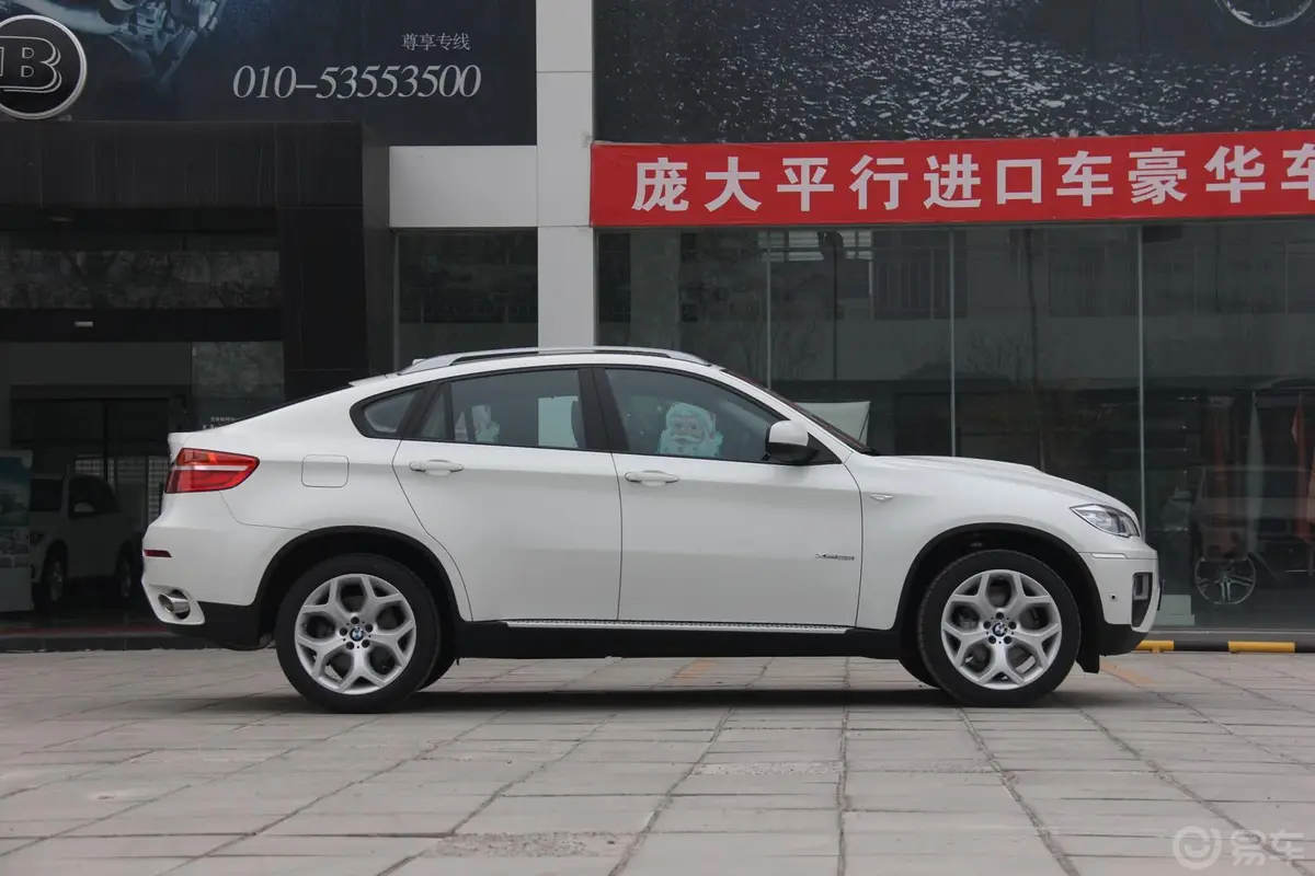 宝马X6xDrive35i 中东版正侧车头向右水平