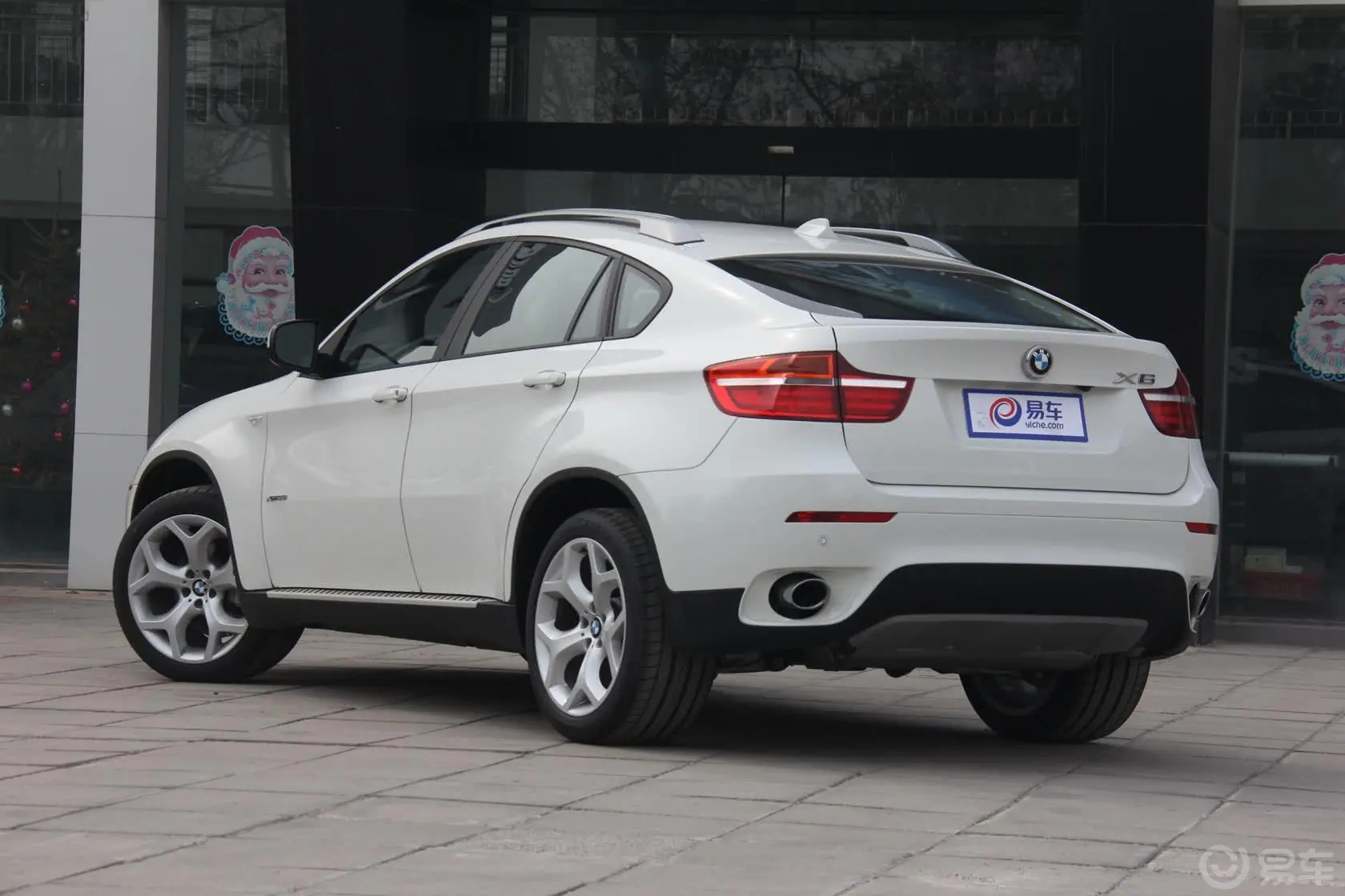 宝马X6xDrive35i 中东版侧后45度车头向左水平