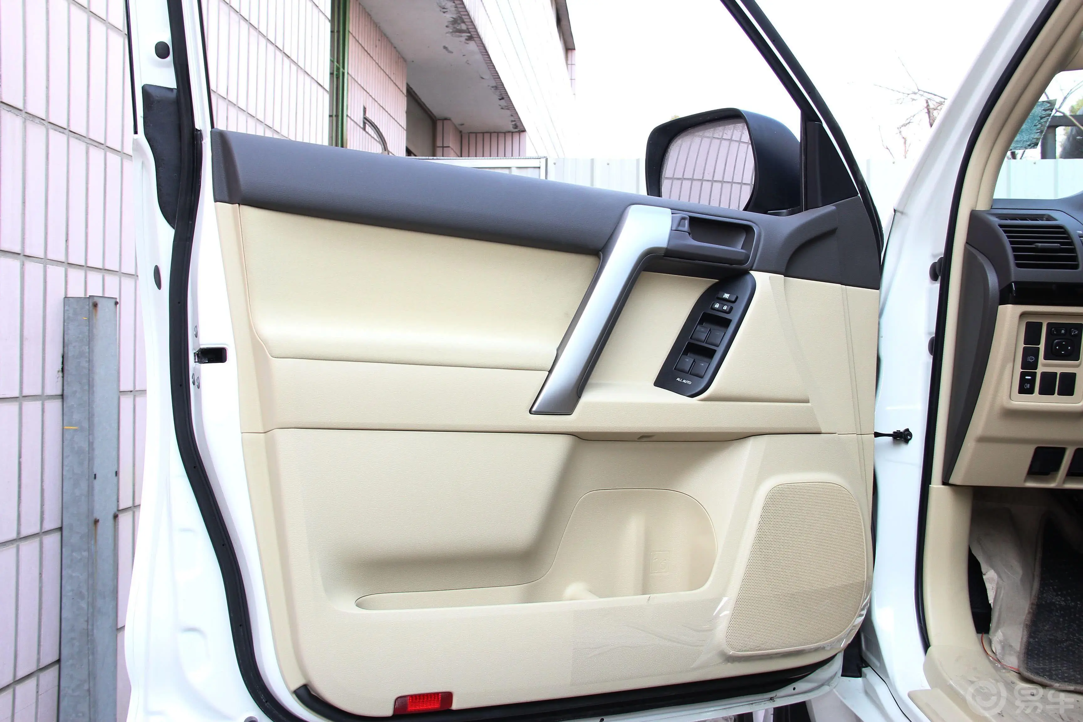 普拉多(进口)2.7L 中东版 平行进口驾驶员侧车门内门板