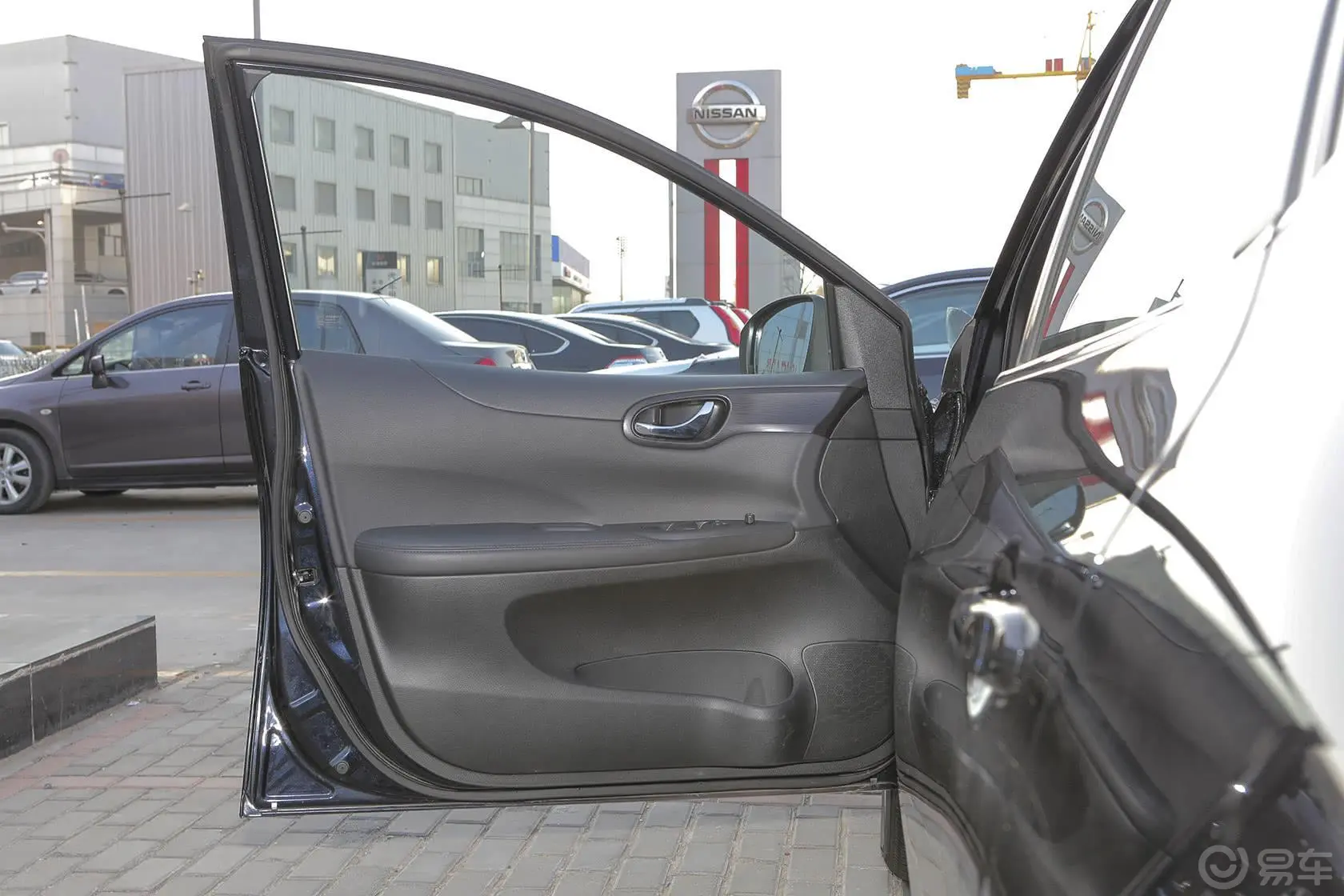 骐达1.6 XL CVT 智能型驾驶员侧车门内门板