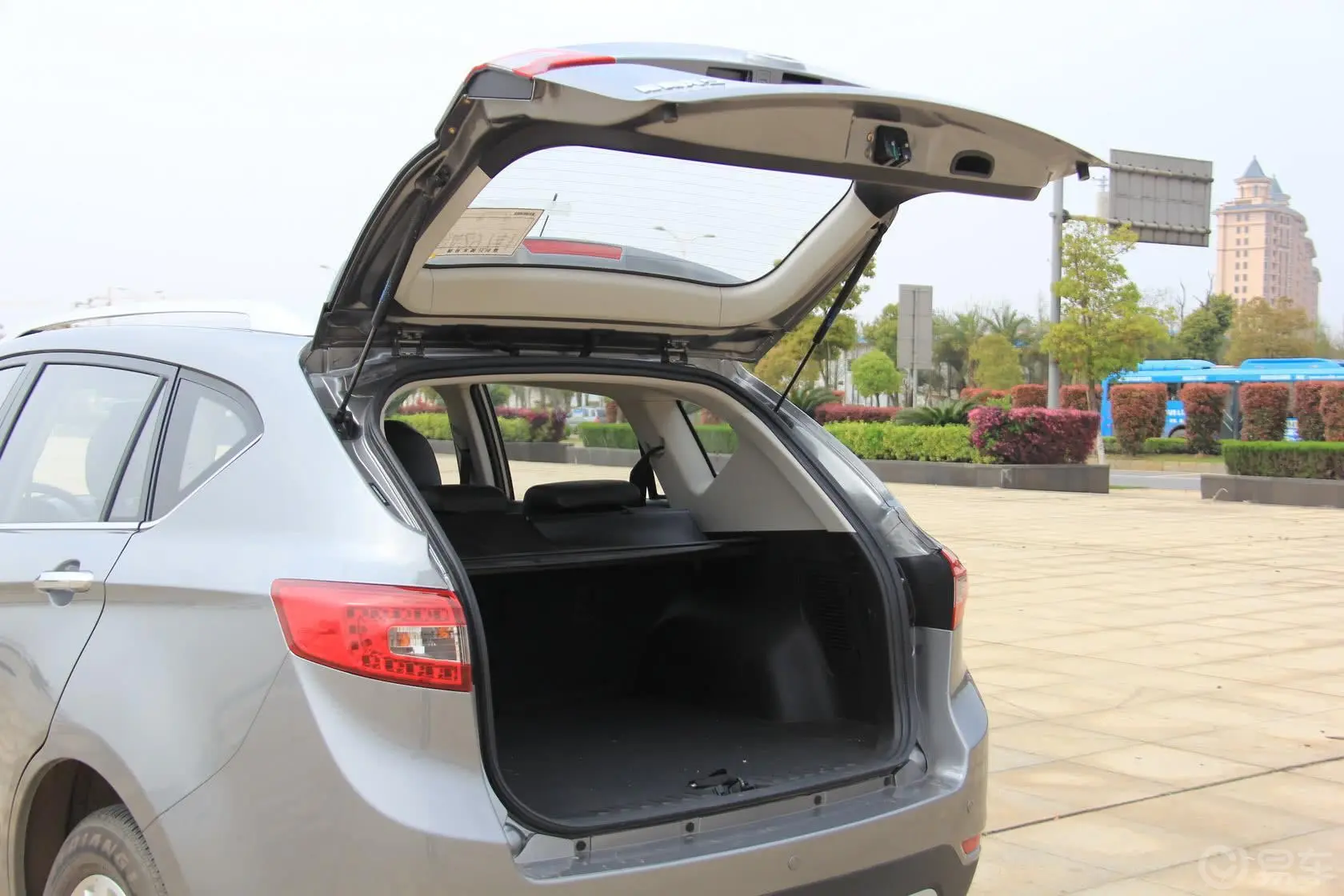 陆风X51.5T 手动 两驱 创享版行李厢开口范围