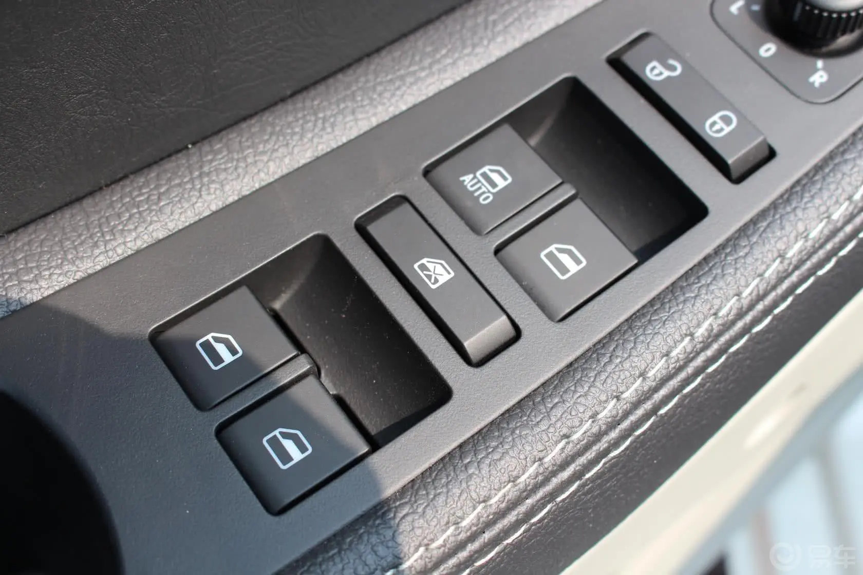 绅宝D501.5L 手动 舒适超值导航版车窗升降键