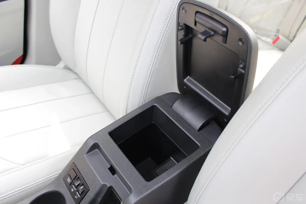 绅宝D501.5L 手动 舒适超值导航版前排中央扶手箱空间