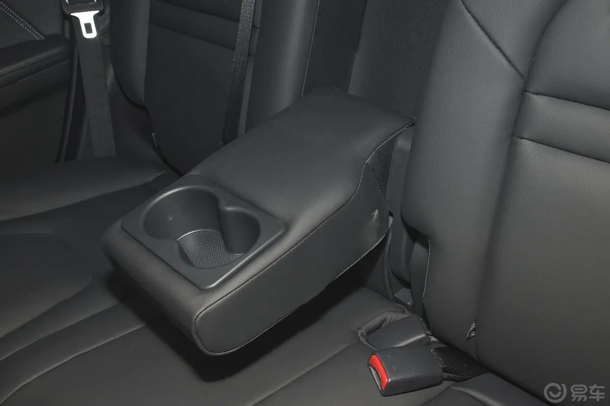 优6 SUV1.8T 智尊型后排扶手