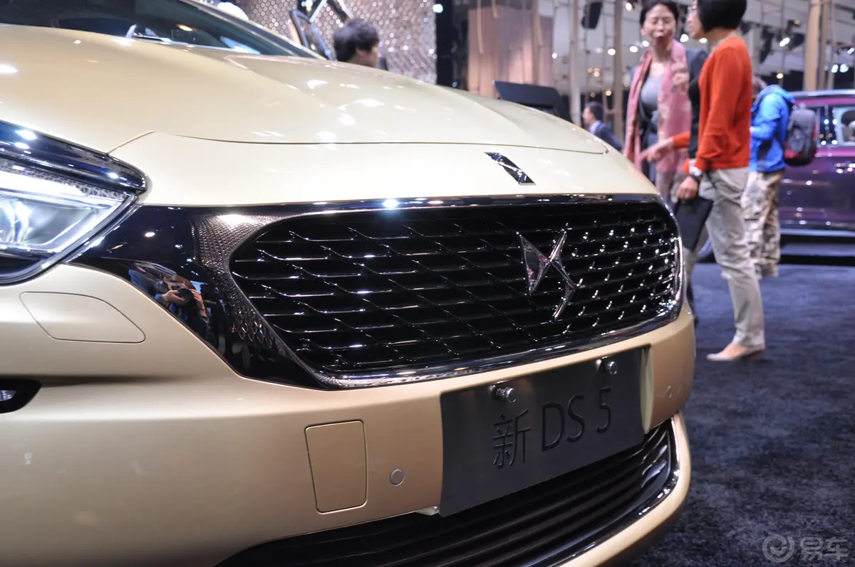 DS 51.6T 手自一体 THP160 雅致版前格栅侧俯拍