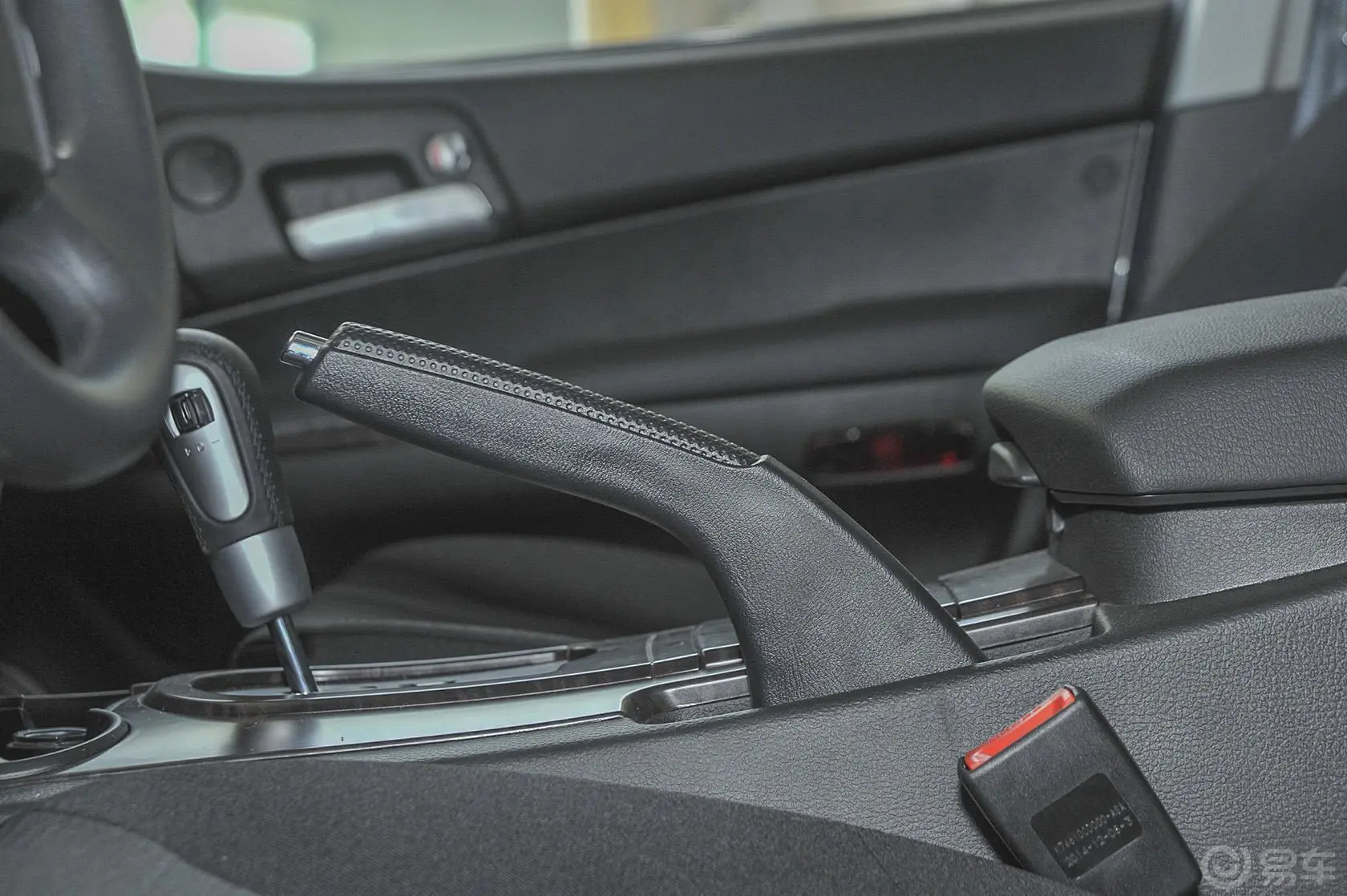 荣威W51.8T 自动 两驱 胜域特装版驻车制动（手刹，电子，脚刹）
