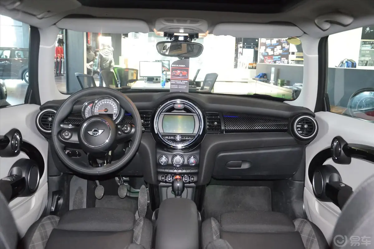 MINI2.0T COOPER S 手动版内饰全景正拍