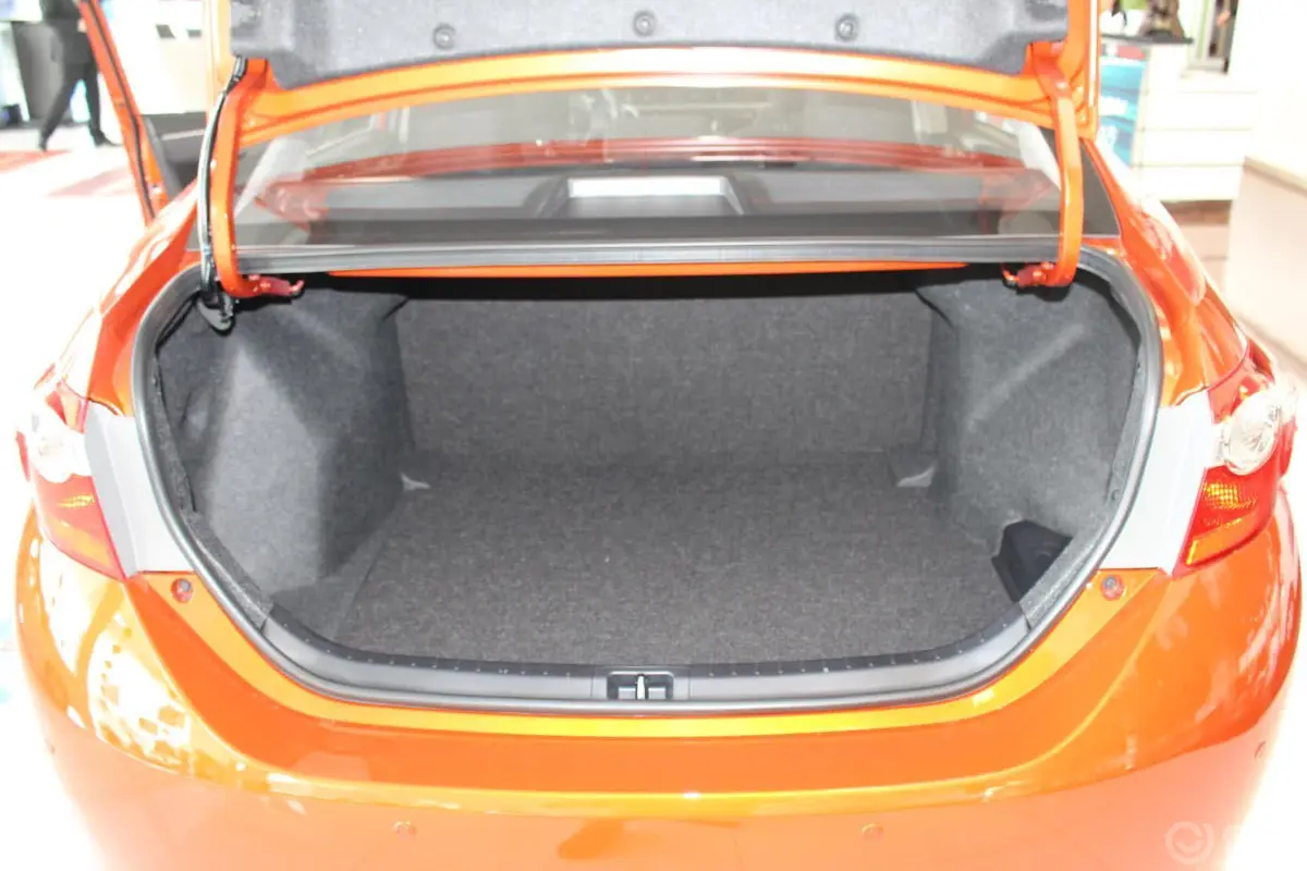 雷凌1.6G CVT 橙色限量版行李箱空间