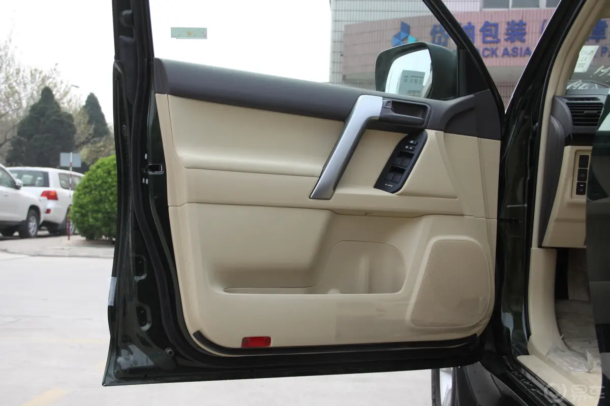 普拉多(进口)2.7L 沙特版 平行进口驾驶员侧车门内门板