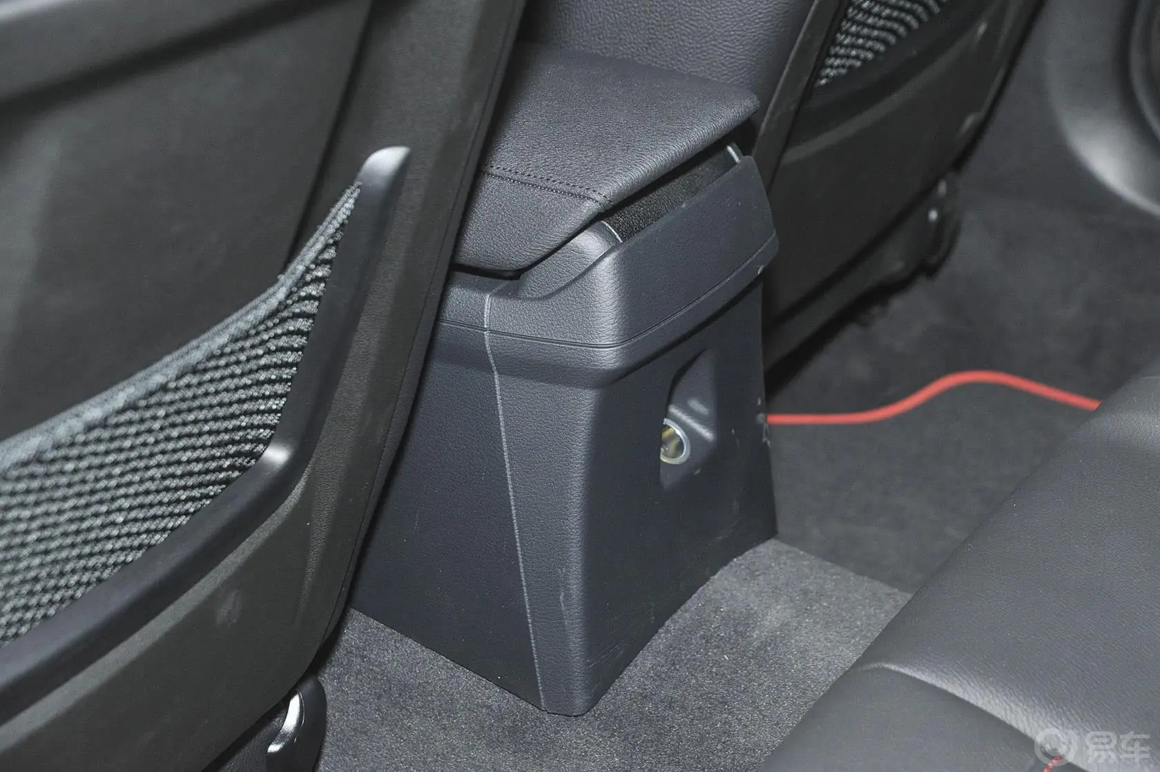 宝马X1sDrive18i 运动设计套装后排出风口（中央）