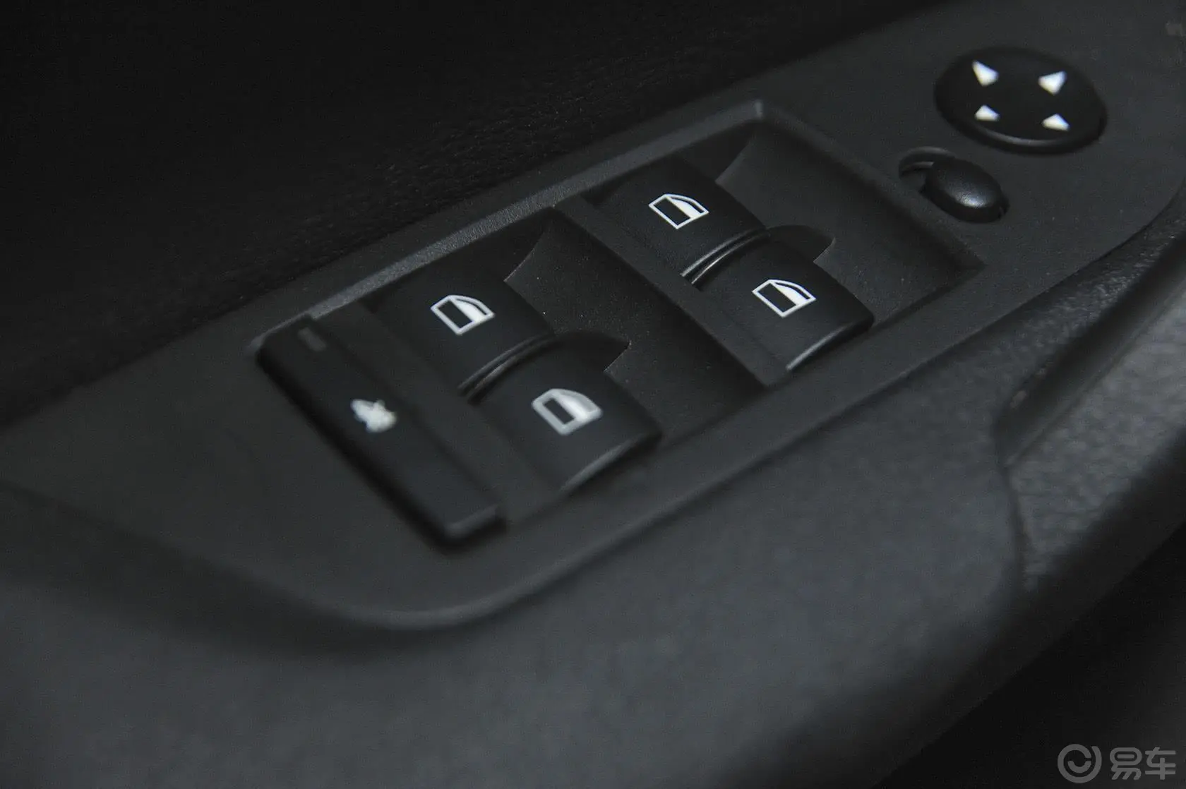 宝马X1sDrive18i 运动设计套装车窗升降键