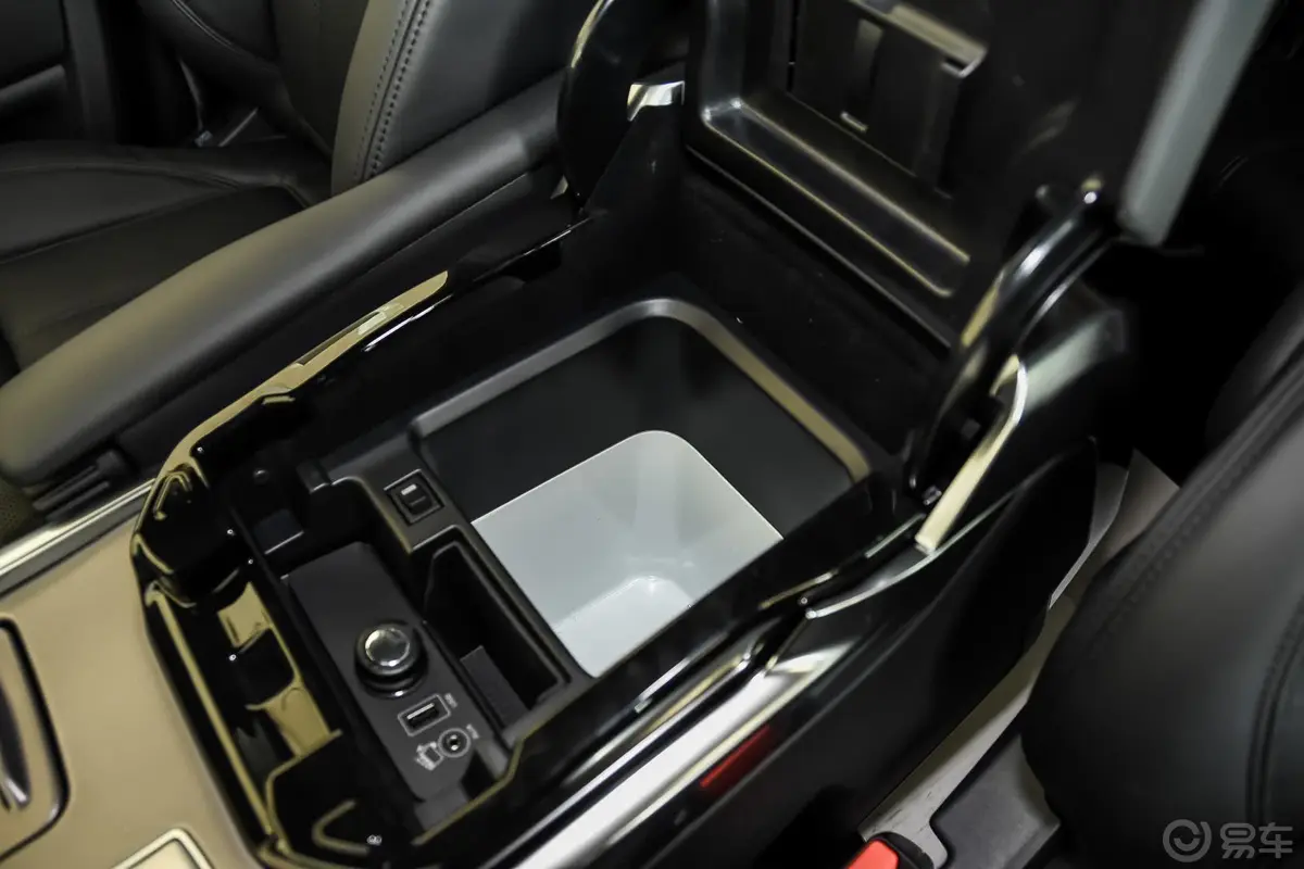 揽胜运动版3.0 V6 HSE 汽油 欧规型前排中央扶手箱空间