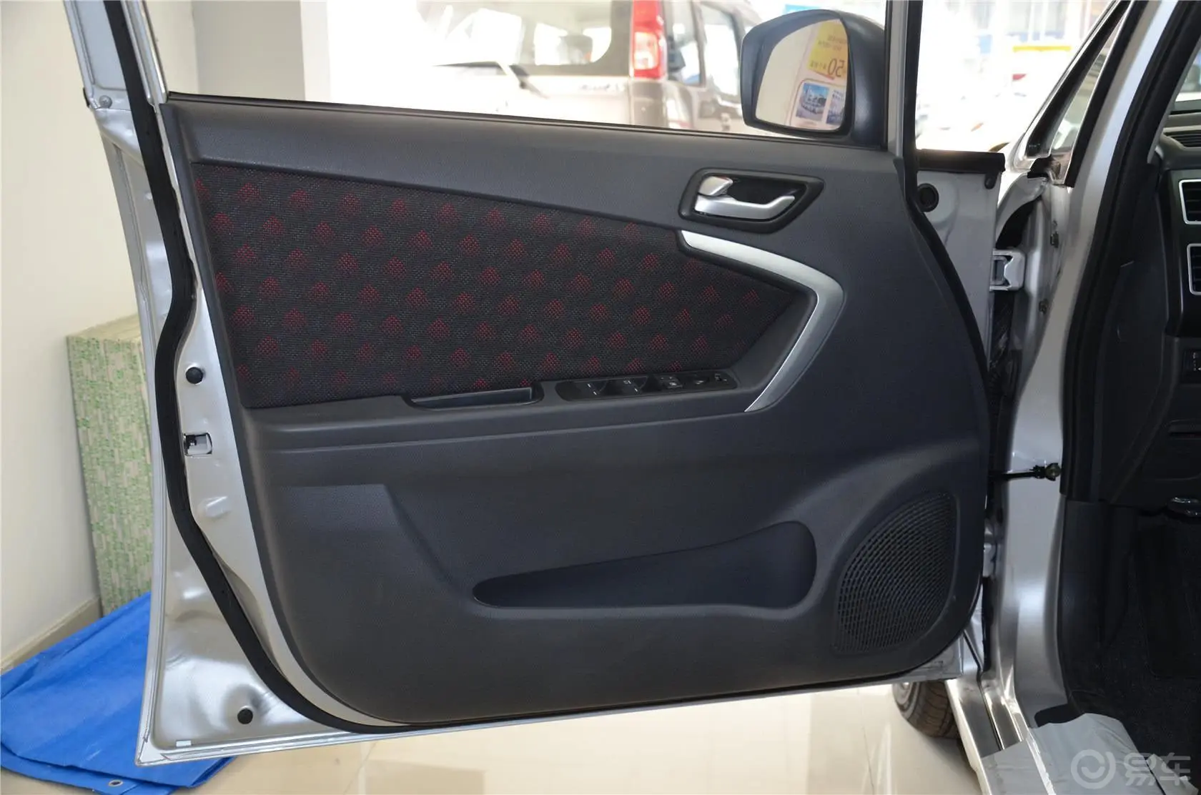 利亚纳A6两厢 1.4L 手动 理想型驾驶员侧车门内门板