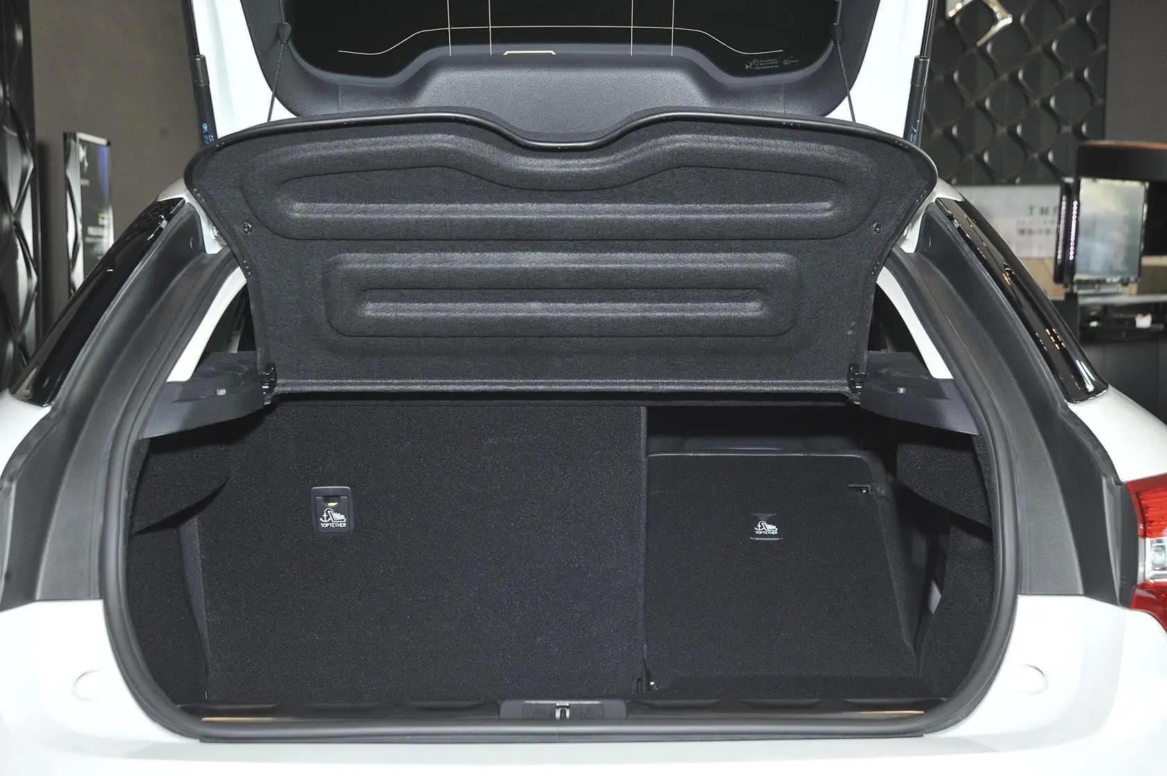 DS 51.6T 手自一体 THP200 豪华版行李箱空间
