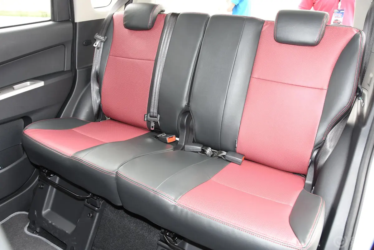 欧力威X6 1.4L 手动 尊享型后排座椅