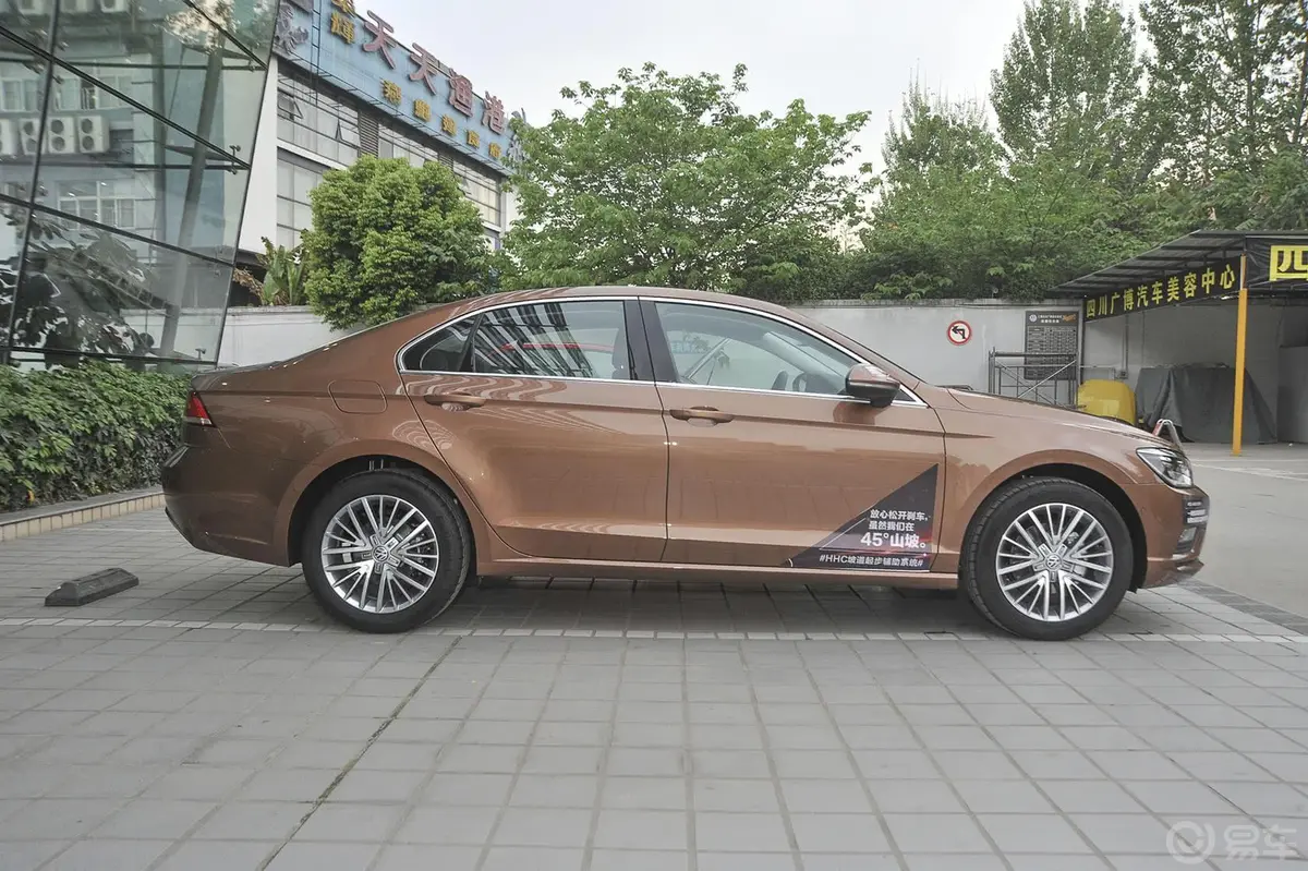 凌渡1.4T  DSG 280TSI 豪华版正侧车头向右水平