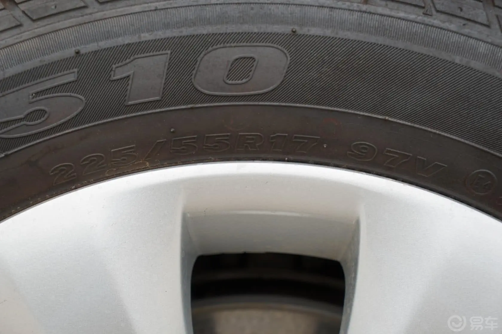 君威1.6T 手自一体 时尚技术版轮胎规格