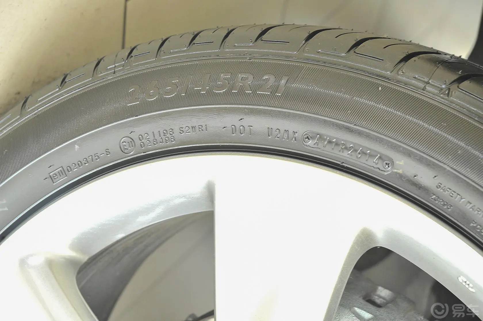 英菲尼迪QX703.7L 手自一体 标准版轮胎规格