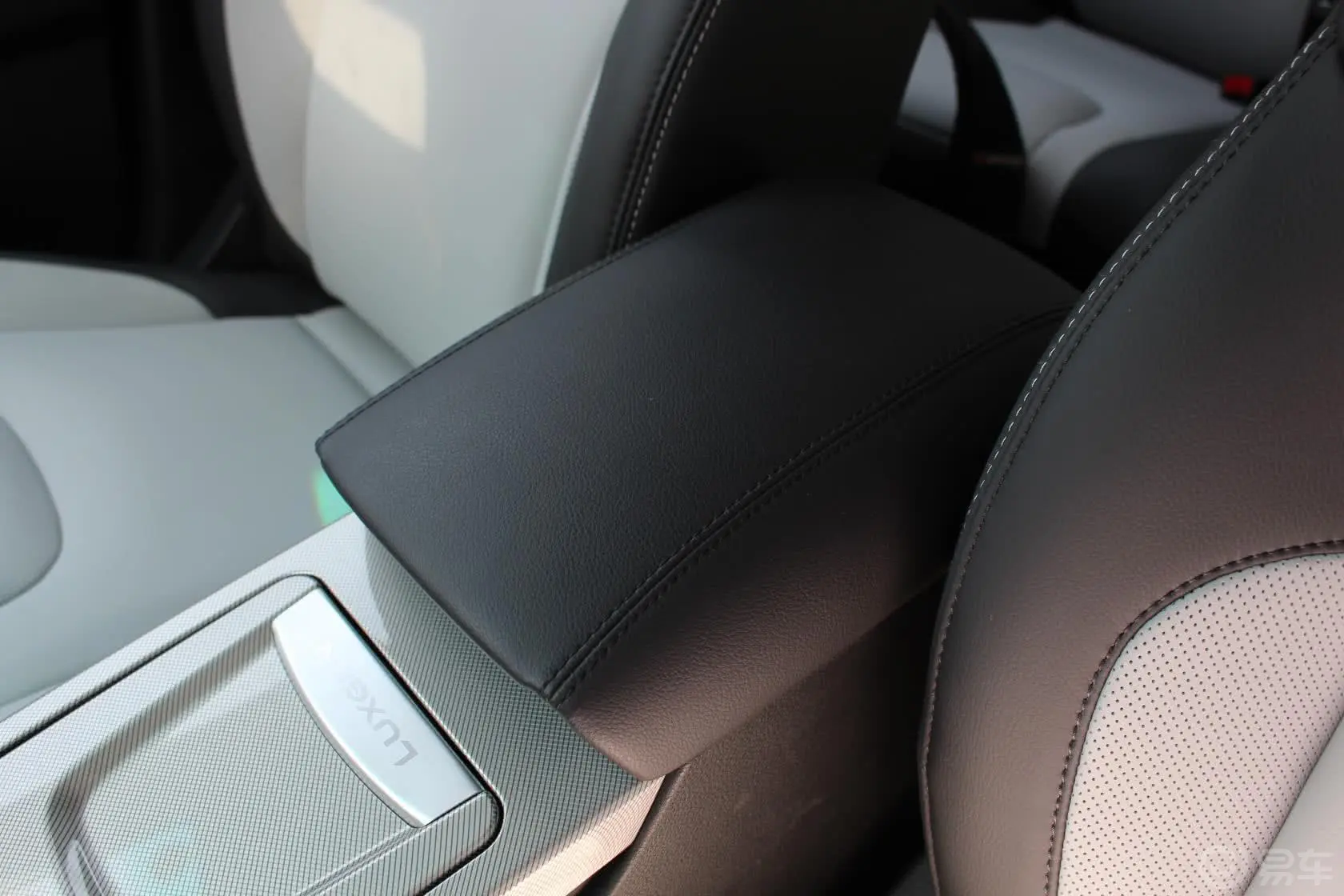 优6 SUV1.8T 智尊型前排中央扶手箱