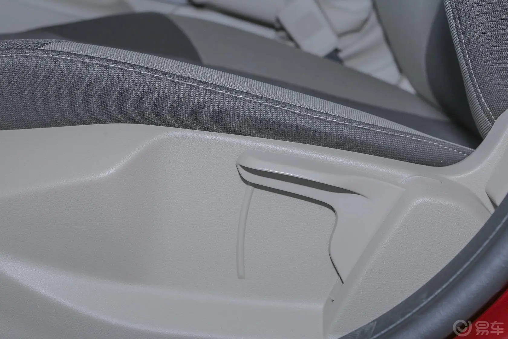 福克斯三厢 1.6L 自动 舒适型座椅调节键