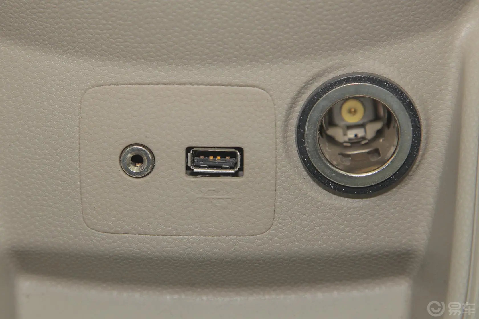 嘉年华三厢 1.5L 自动 时尚型USB接口
