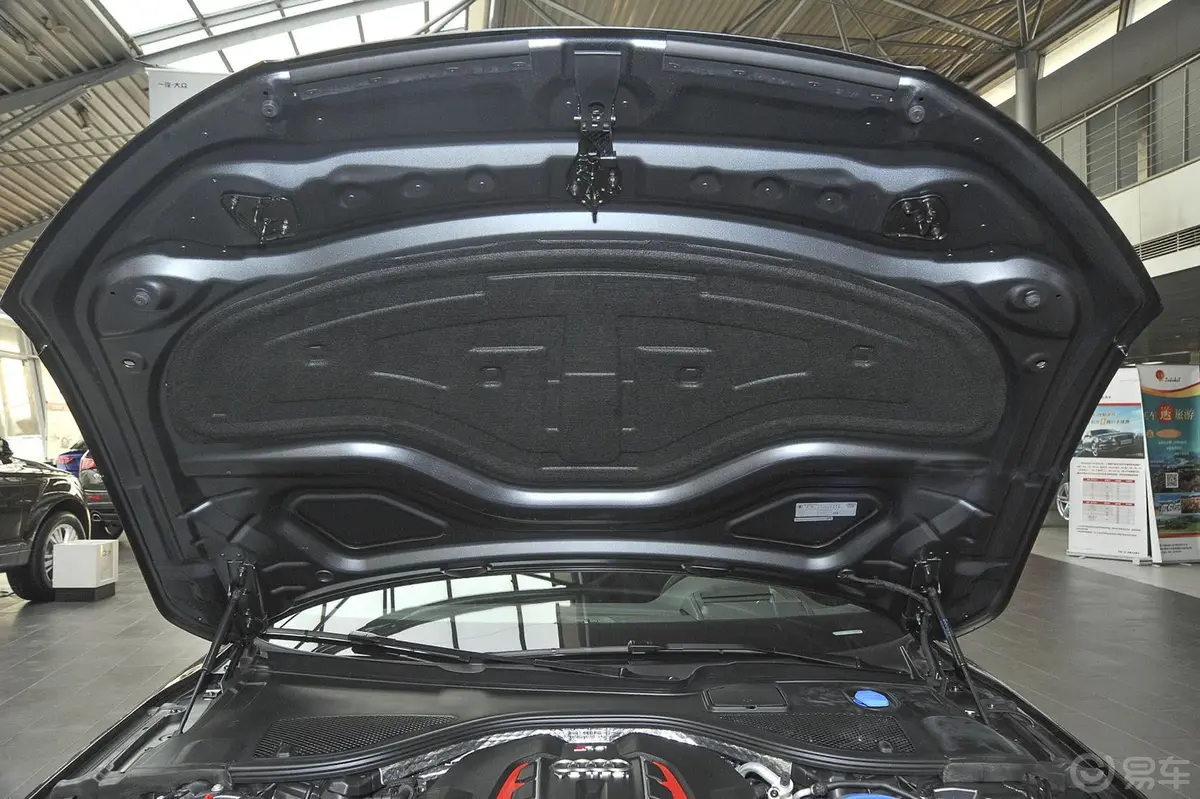 奥迪RS 74.0T 8速手自一体内饰