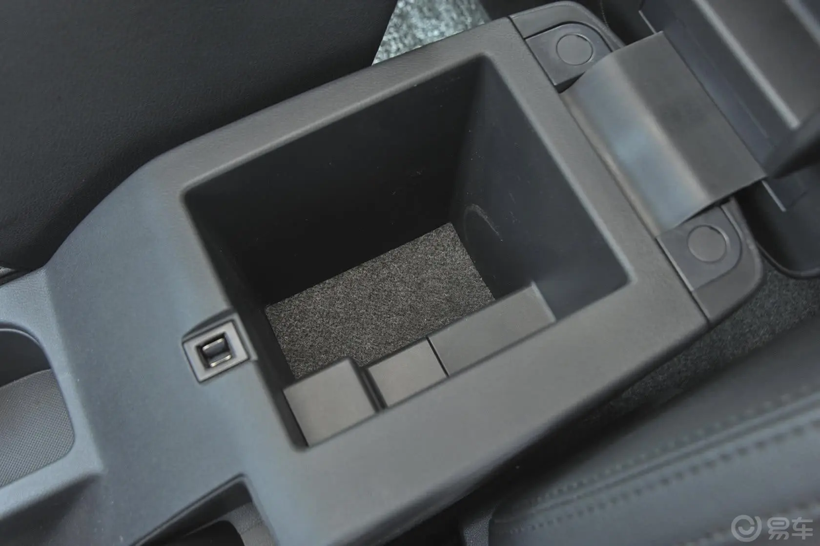 名爵GT 锐行1.4TGI 手动 精英型前排中央扶手箱空间