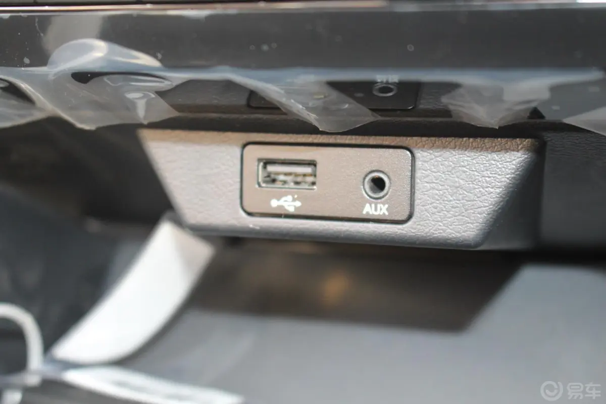 吉利GX7运动版 2.0L 手动 精英型USB接口