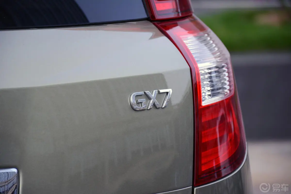 吉利GX7运动版 2.0L 自动 尊贵型尾标