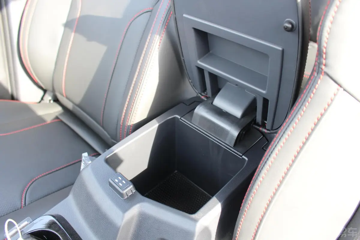 吉利GX7运动版 2.0L 手动 精英型前排中央扶手箱空间